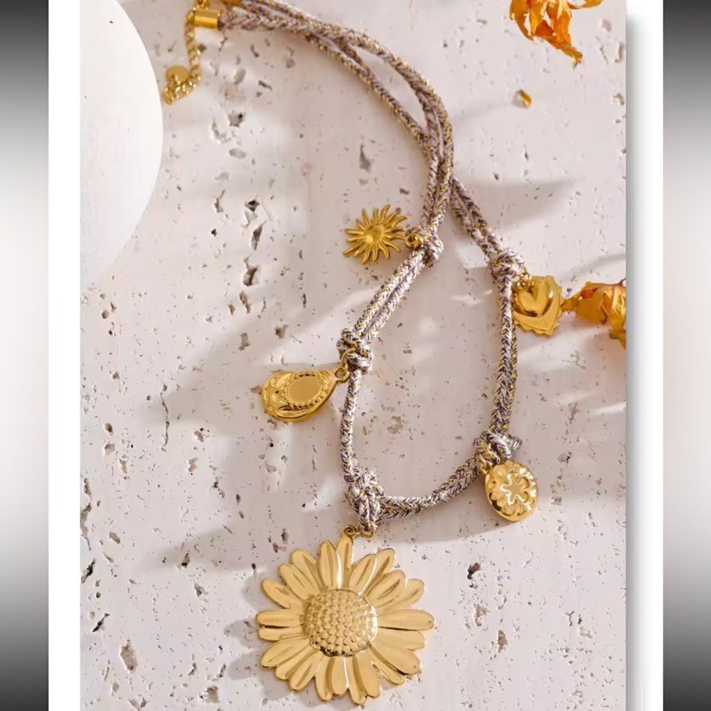 Boho Rope Chain Daisy Charm Necklace – Artistic, Light, and Beautifully Unique - Picture 5 of 15